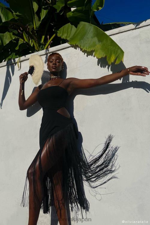 ヤスミン ラップオーバー ミディドレス フリンジ付き Meshki 黒 N80F6625 衣類